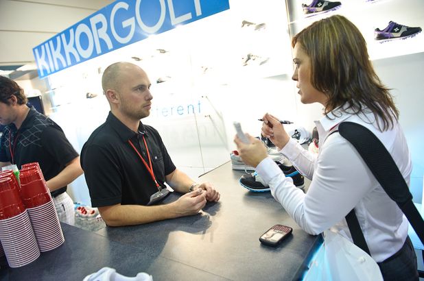 Kikkor utmanar med avslappnad stil på golfbanan