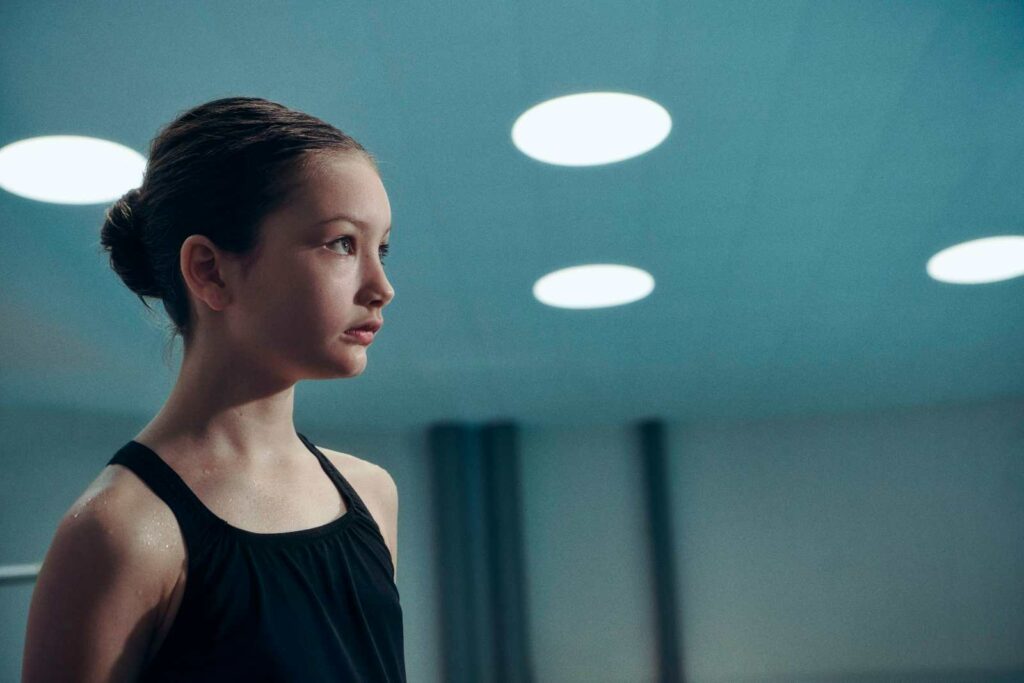 En flicka som ska simhoppa ser ledsen ut.