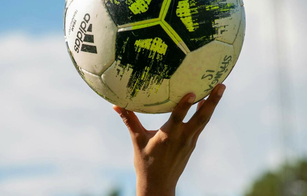 En hand håller upp en fotboll