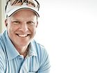 Daniel Bäck driver sin golfakademi på Bro Hof